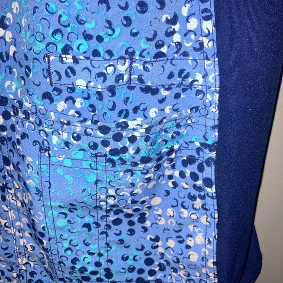 In Excellent Condition! Scrub Set - Picture 4 of 7